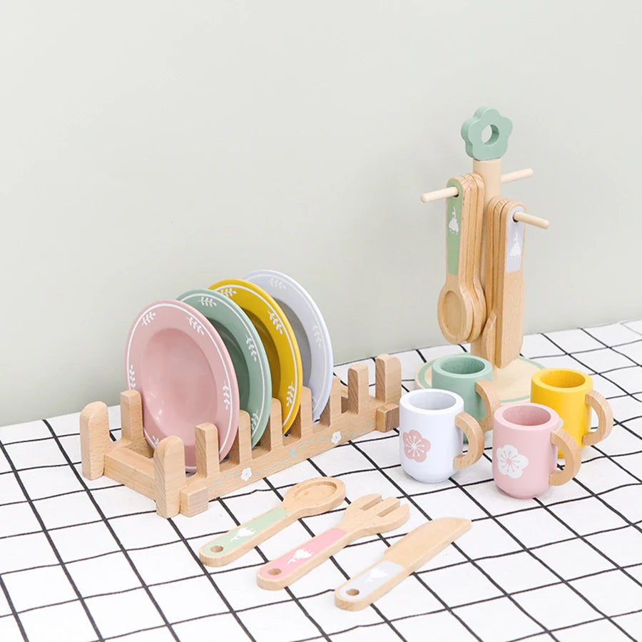 Little wooden tableware set