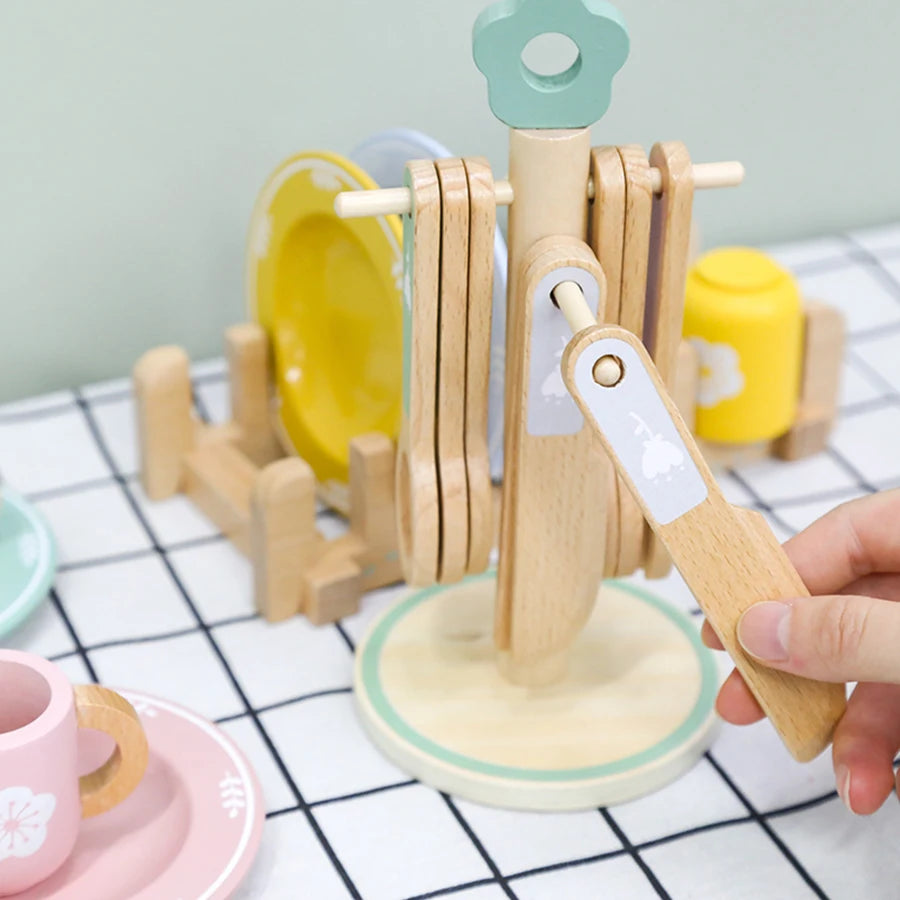 Little wooden tableware set